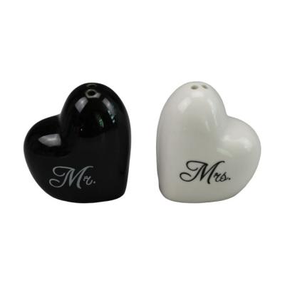 China Mr. & Mrs. Heart Shaped Customized Viable Ceramic Salt Pepper Wedding Gift Shaker for sale