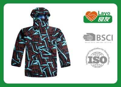 Cina Il rivestimento isolato alla moda di Softshell, funzionamento di Softshell ha stampato il rivestimento con il cappuccio in vendita