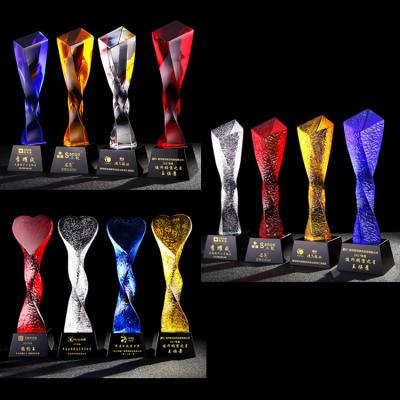 China Creative design twisted pillar k9 colored crystal trophy Te koop