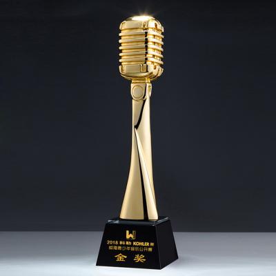 China Gold Plate Resin Microphone trophy for speech / mucis award for sale