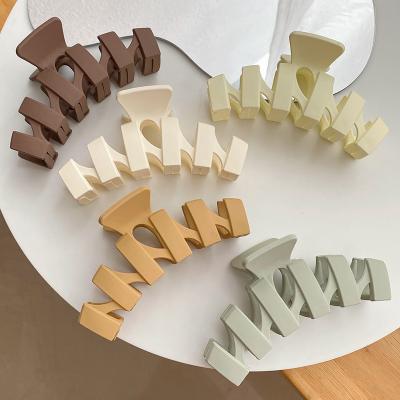 China New Fashion Wholesale Solid Color Hair Clip Wavy Exciting Plastic Hair Claw for sale