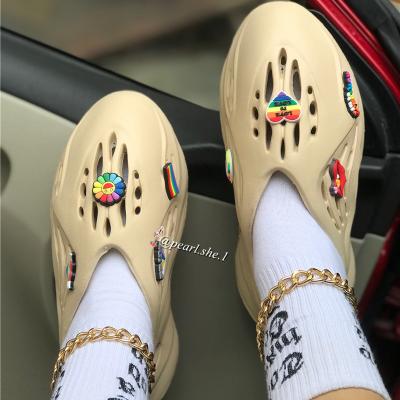 China Anti-odor 2021 new men's and women's beach unisex girls clog classic wat clog shoes sandals women's fetters for sale