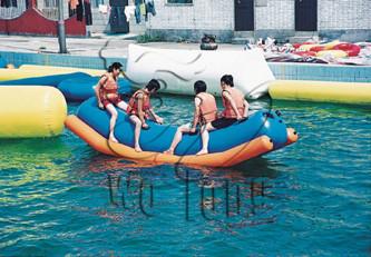 China juguetes inflables del agua del pvc, totter para el parque del agua para los niños en venta