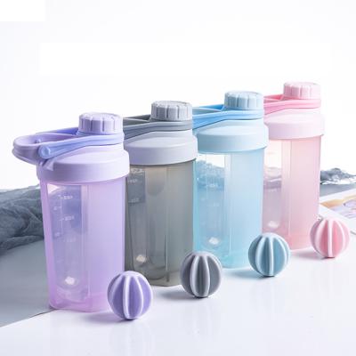 China 500ml Viable Portable Leakproof Plastic Milkshake Cup Tracking Protein Shaker Water Bottle With Handle for sale