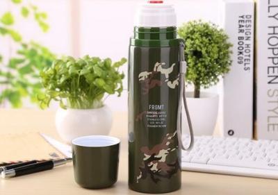 China As forças armadas de aço inoxidável camuflam a garrafa de água 750ml para o esporte exterior à venda