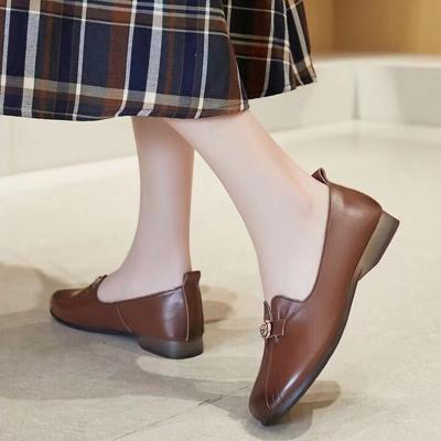 China New Lightweight Ladies Brown Flat Leather Handmade Slip On Flower Round Toe Comfortable Convenient Women Shoes for sale