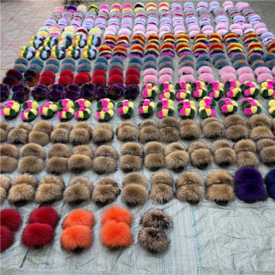 China Damping real fox fur slides raccoon fur sandals logo 100% custom wholesale custom fluffy raccoon slides for sale