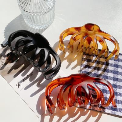 China Single Tray Big Grab Clips Plastic hair claws of simple temperament and new design large cute hairpins summer for sale