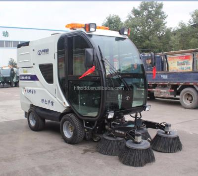 China Heavy Duty Hotels Vacuum Road Sweeper With Closed Cabin for sale