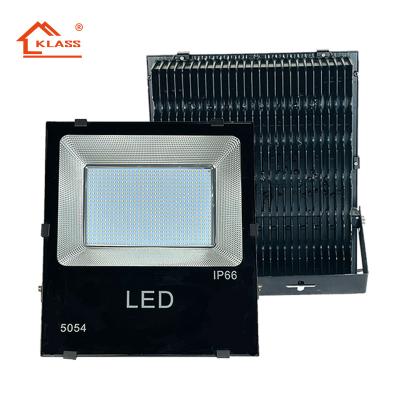 China 90-100lm/w KLASS 100w 200w 300w 400w 600w portable rechargeable aluminum energy saving remote control flood light led solar flood light for sale