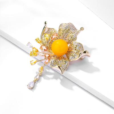 China Luxury Copper Zircon Brass Yellow Tassel Pearl Lily Shape Bling Flower Rhinestone Brooch Pin For Flower Dresses for sale