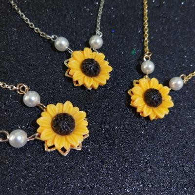 China New Fashion pendant necklace jewelry women Pearl gold sunflower stainless steel necklace for sale