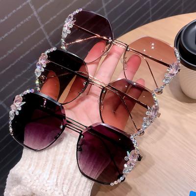 China 15 Years Experience Vintage Design Brand Fashion 2023 2022 Cutout Female Retro Rimless Glass Gradient Sunglasses Men Women Sun Glass for sale