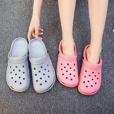 China Comfortable version of men's and women's hole shoes summer new breathable hole slippers couples non-slip sandals beach foot slippers for sale