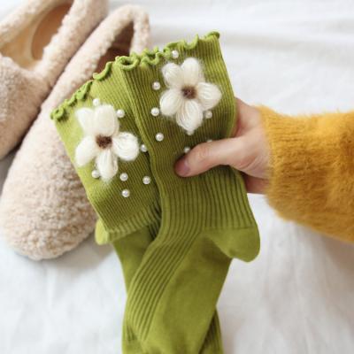 China Flower solid color sports fashion flowers pearl fashionable small ladies loose socks autumn and winter new for sale