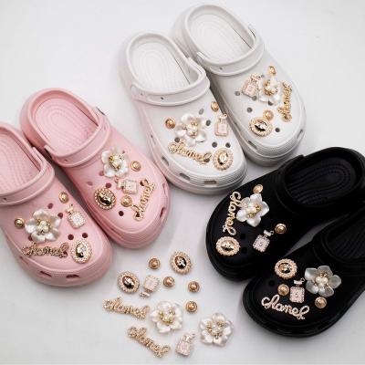 China Custom Charm Bling Luxury Hoop Fang Charms Designer Charms Diamond Shoe Decoration Rhinestone Metal Designer Shoe Charms Fashion for sale