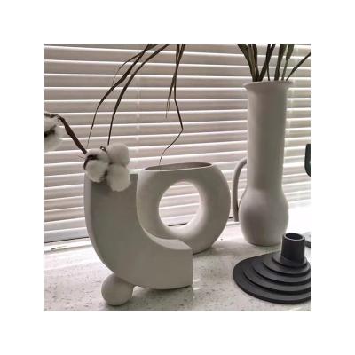 China New Design Factory Price Vases Creative Home Furnishing Articles Ceramic Desktop Decoration Vase White for sale