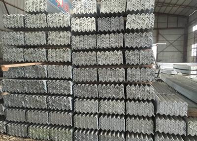 China Barra de ángulo material del acero suave de S355JR con el agujero laminado en caliente de la calefacción/de perforación en venta