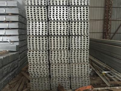 China Customized Mild Steel Angle Iron JIS SS400 SS490 with 6m / 9m / 12m Length 90 Degree Angle for construction material for sale