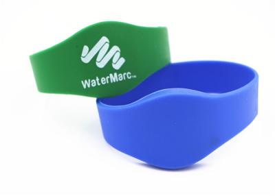 China NTAG 213 NFC RFID Silicone Wristband For VIP Program And Customers for sale