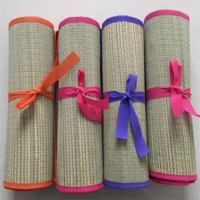 China Foldable And Portable Picnic Large Sand Free Woven Polypropylene Roll Up Straw Beach Mat for sale