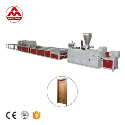 China Línea de extrusión de tablero de cocina de puertas anchas WPC de alta capacidad 25000 KG con 250 kW de potencia en venta