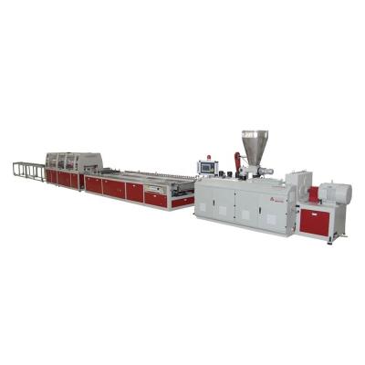 China Führende Technologie kundenspezifische WPC Breittür Extrudermaschine für Kunststoffprodukte zu verkaufen