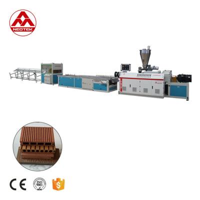 Chine YF240 ligne d'extrusion WPC à base de PP PE avec une capacité de 12800 kg et une vitesse de vis de 32,9 tr / min à vendre