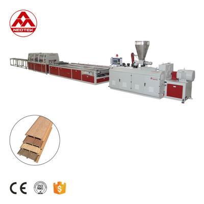 China Professionelle WPC-Wandplatten-Extrusionslinie mit hoher Schraubgeschwindigkeit rpm und 250 kW Leistung zu verkaufen