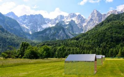 China Casas modulares prefabricadas modernas del espejo del desván con lecho del traje de cuatro pedazos en venta