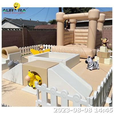 Cina Equipaggiamento per giochi gonfiabili beige Giardino da gioco interno economico Soft Play Bounce House in vendita