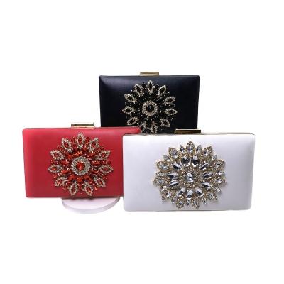 China New Evening Clutch Bag Luxury Elegant Diamond High Quality Handbag Shiny Pleated Decorative Buckle Ladies Shoulder Bag for sale