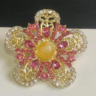 China Fashionable Custom Made Brooch Amber Crystal Metal Brooches Luxury Women Natural Flower for sale