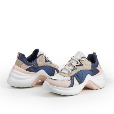 China Nappaleder PU-Frauen Chunky Sneakers breathable mit perforierten Platten zu verkaufen