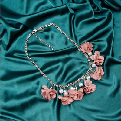 China Newest Vintage Women Vintage Sweater Necklace Flower Pearl Choker Choker Necklace Fashion Pendant Jewelry for sale