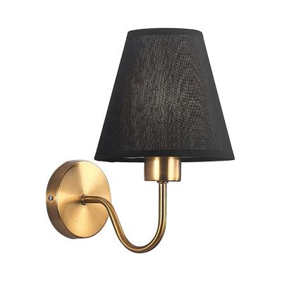 中国 Modern Classical Indoor Lighting Copper Gold Wall Lamp Metal Simple Antique Bedside Aisle Lighting Fabric Shade Wall Light Modern Decoration 販売のため