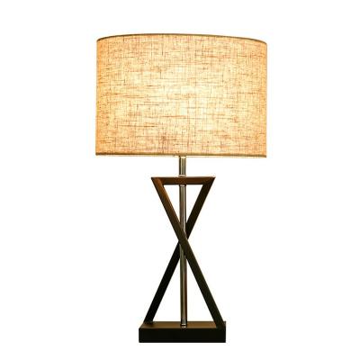 Cina New Fashion Hotel Bedside Metal Style Table Lamp Metal Style Fabric Nordic Modern American Desk Light Black White American Antique Table Lamp in vendita