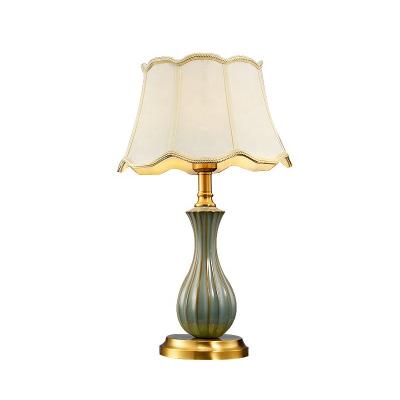 Cina EUROPEAN modern villa home top quality table lamp hotel rooms living rooms decorative luxury fabric table lighting with crystal base in vendita