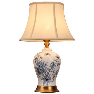 China Modern American Ceramic Fashion LED Lamp Simple Modern LED Ceramic Fashion Living Room Bedroom Study Source Fabric Shade Table Lamp à venda