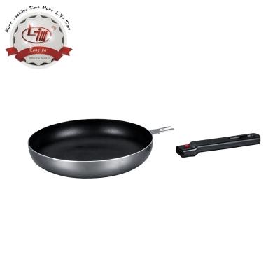 China Sustainable Pressed Aluminum Black Non-Stick Coating Removable Bakelite Handle Frying Pan for sale