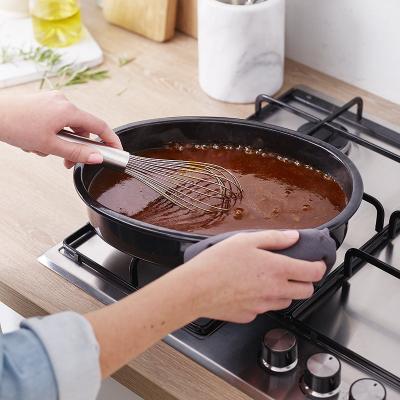 China Disposable Outdoor Cookware 36cm Custom Black Enamel Self Basting Oval Roasting Tin Pan With Lid for sale