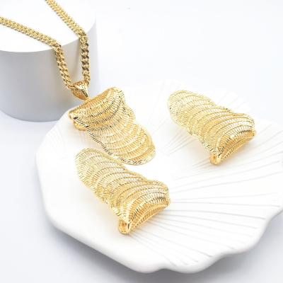 China Vintage Luxury 18k Gold Plated Jewelry Bridal High Jewelry Large Earring Pendant Set Dubai Brazil Gold Plated Jewelry Set for sale