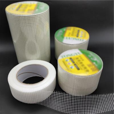 Cina La fibra di vetro autoadesiva standard Mesh Tape White Color For mura le crepe in vendita