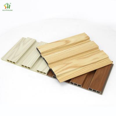 China Nieuwe aankomst Hout Plastic Composites Wpc Fluted Wall Panel Waterdicht Ademhalend Drie-Gat Gratten Board Te koop