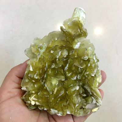 China Healing Good Quality Natural Raw Mineral Yellow Crystals Mica Specimen China Stone Stone Specimen for sale