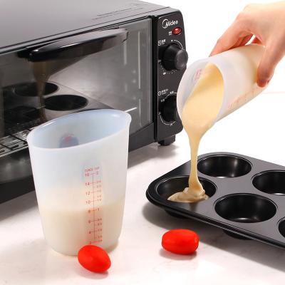 China Viable Amazon Thicken Soft Measuring Cups In Cups And Saucers DIY Kitchen Silicone Baking Measuring Cup 500ML for sale