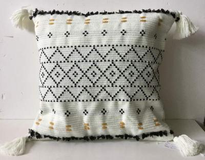 China Folded Hand Woven Pattern Cotton Cushion Cover Tufted Pillow Case With Tassels for sale