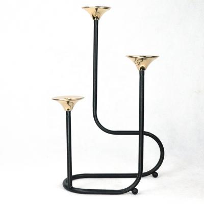 China ECO-frendly IVYDECO Elegant Black Metal Iron Home Decor Centerpieces Gold Standing 3am Tall Candle Holder for sale