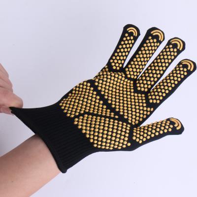 China Good quality black sports anti-slip and yellow custom slip-proof gloves with dots for sale