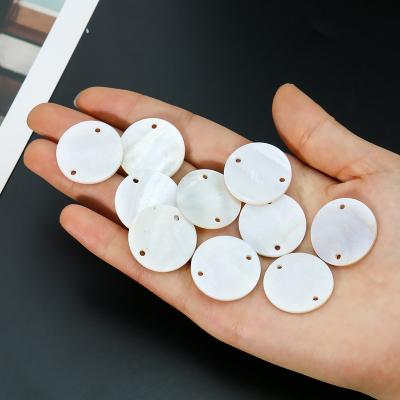 China Jewelry Using Wholesale High Quality 20mm Natural White Round Shell Charms Pendant Jewelry Making Necklace Bracelet Accessories for sale